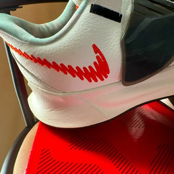 Nike- Kyrie Low 3 - Size-6.5